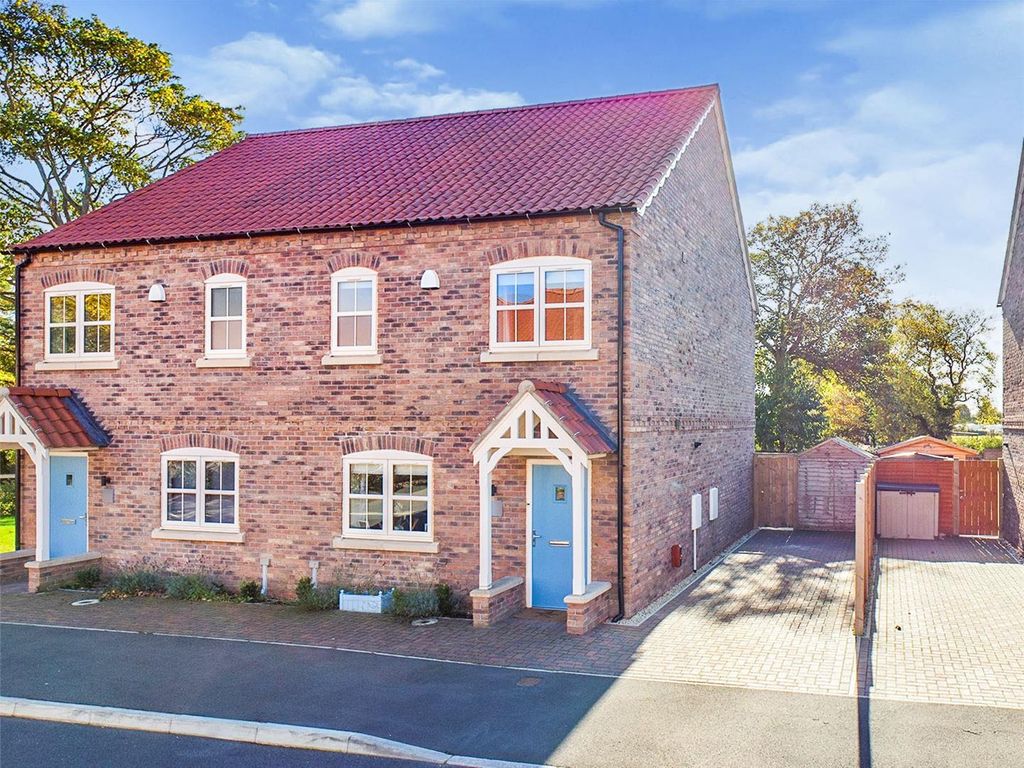 3 bed semidetached house for sale in Burton Fields, New Road