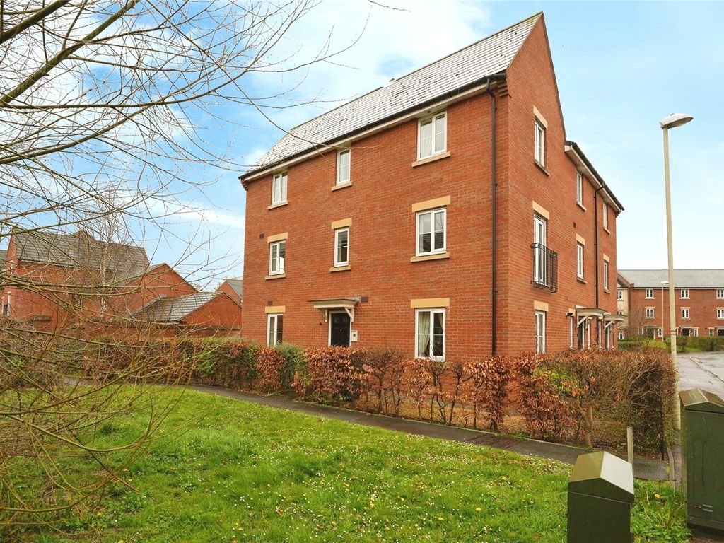 4 bed end terrace house for sale in Cardinal Drive, Tuffley, Gloucester