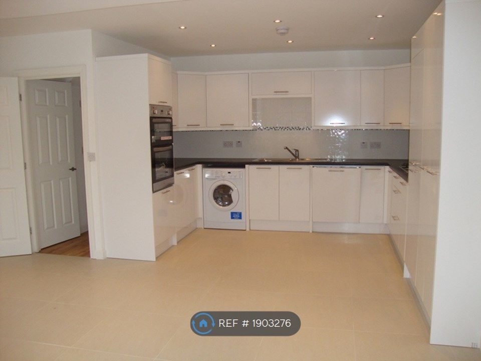 5 bed terraced house to rent in Churston Drive, Morden SM4, £2,890 pcm