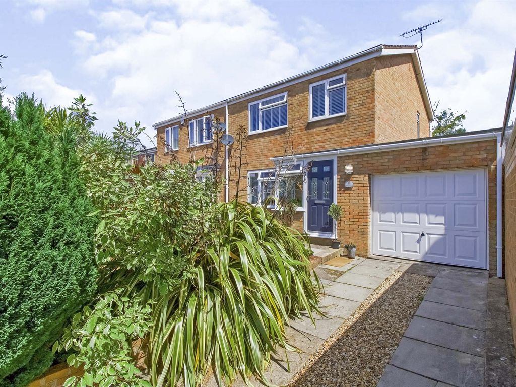 3 bed semidetached house for sale in Cledwen Close, Barry CF62 Zoopla