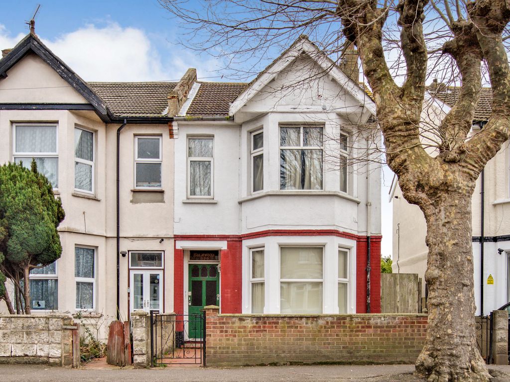 2 bed flat for sale in Hamlet Court Road, First Floor Flat, Westcliff