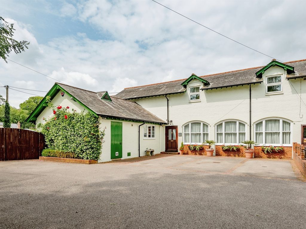 4 bed semidetached house for sale in Tilgate Forest Lodge Estate