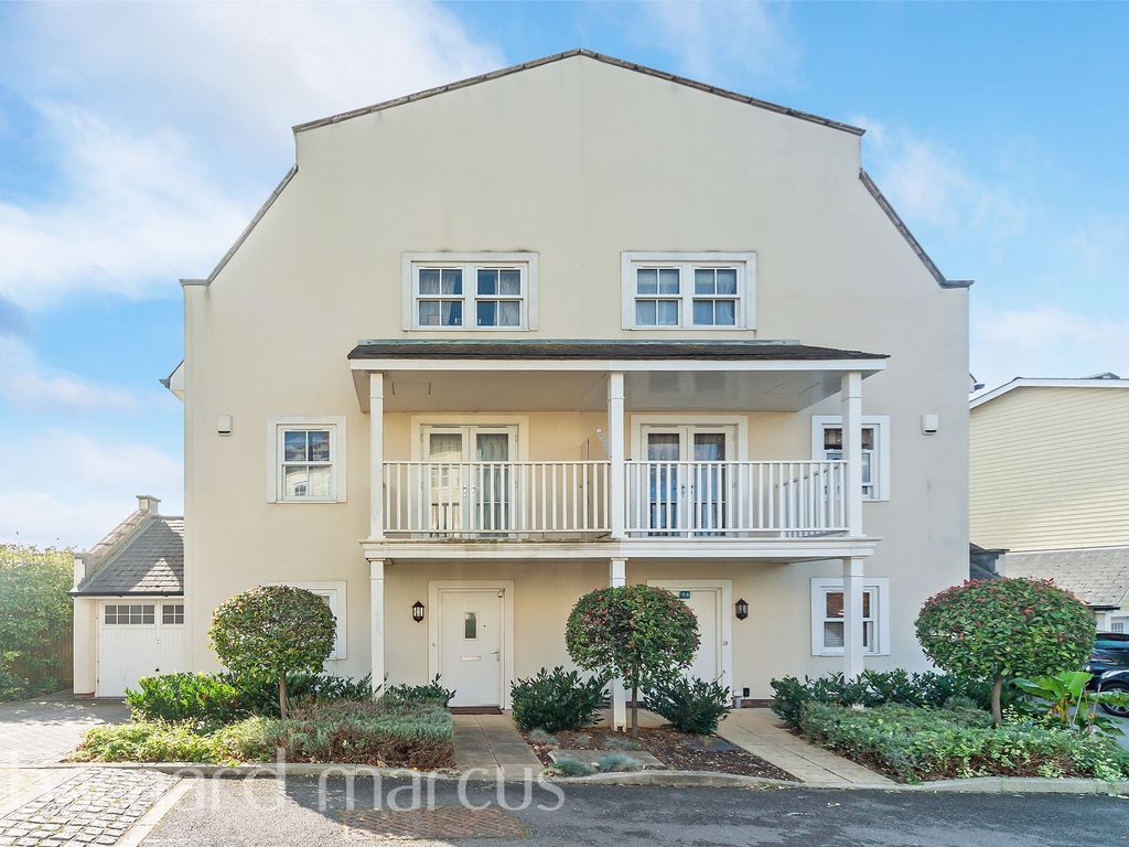 5 bed semidetached house for sale in Westmount Close, The Hamptons