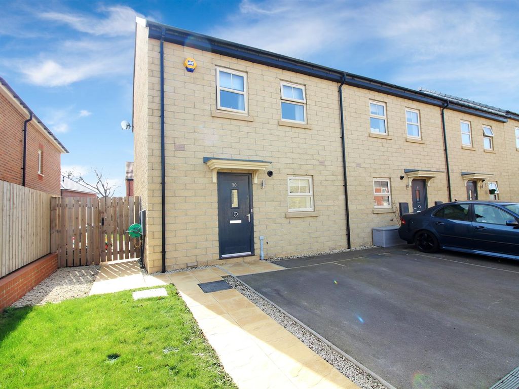 3 bed town house for sale in Hotspur Way, Sherburn In Elmet, Leeds LS25