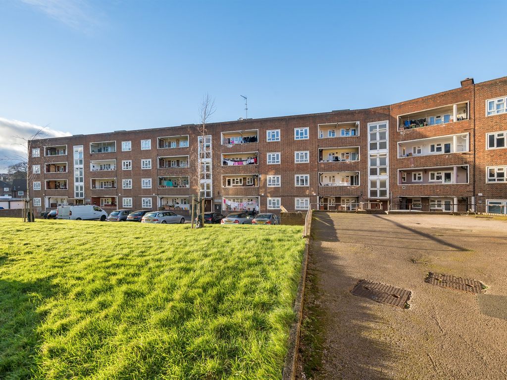 3 bed flat for sale in Colney Hatch Lane, London N10, £375,000 Zoopla
