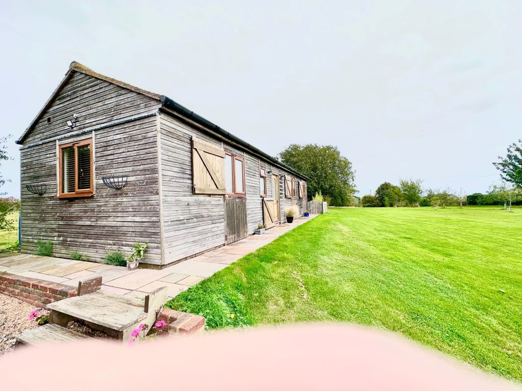 2 bed barn conversion to rent in Appledore, Ashford TN26, £1,500 pcm