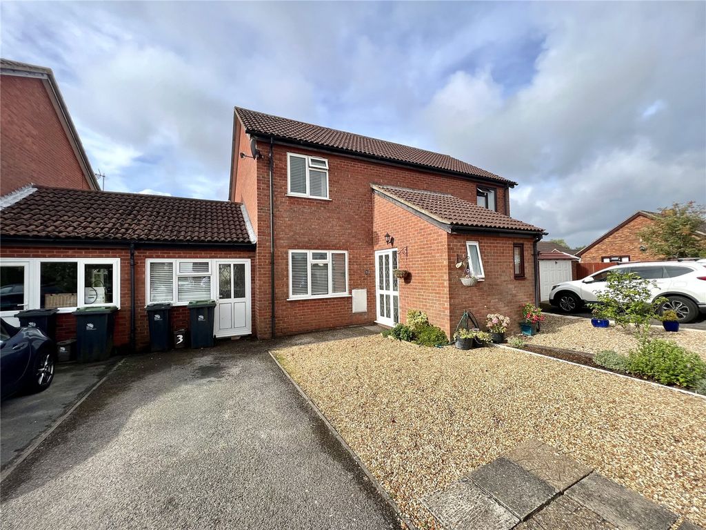 3 bed semidetached house for sale in Bellflower Close, Christchurch