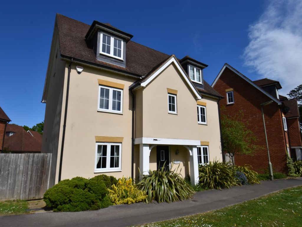 5 bed detached house to rent in Brookfield Drive, Horley RH6 Zoopla