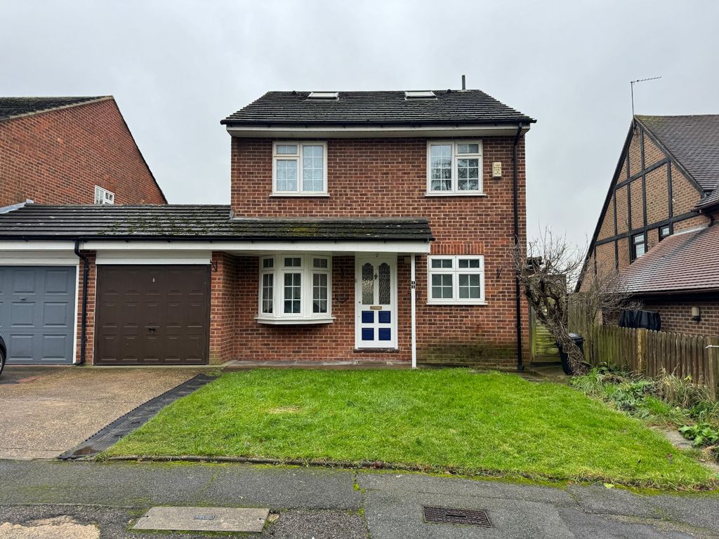 5 bed detached house to rent in Beresford Drive, Bromley BR1, £2,700