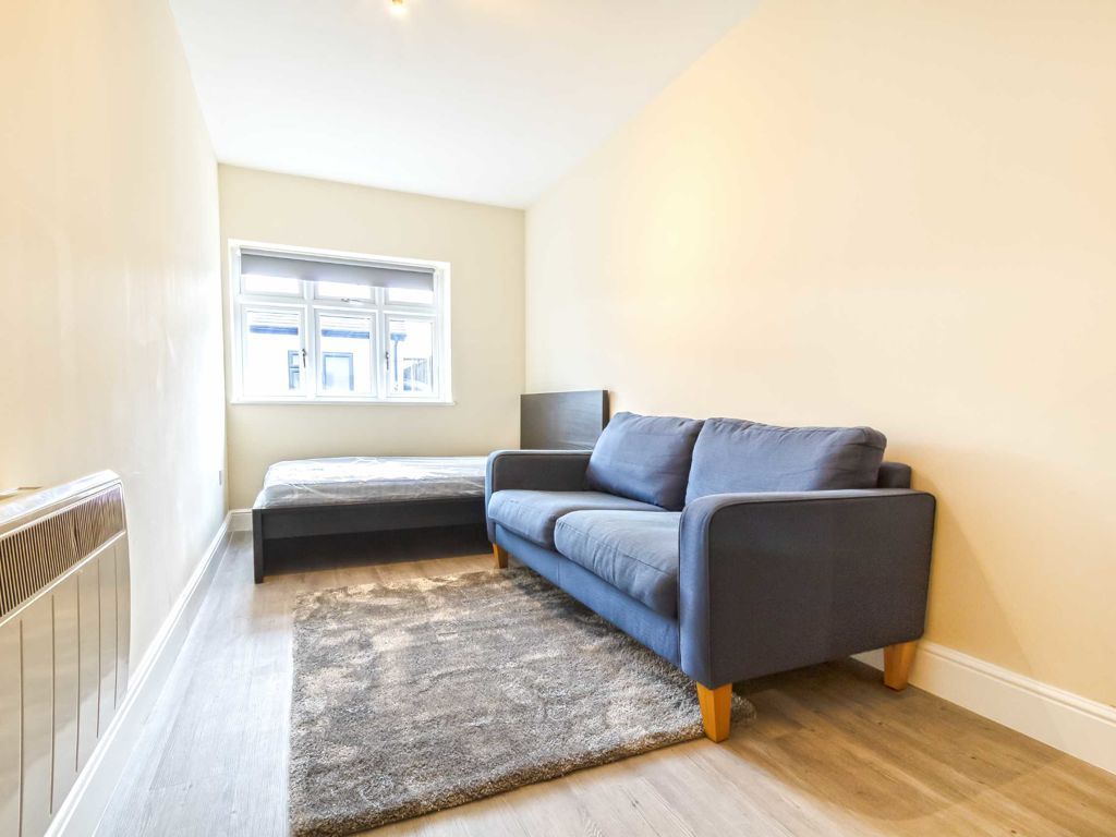 Studio to rent in Bideford Avenue, Perivale, Greenford UB6, £1,300 pcm
