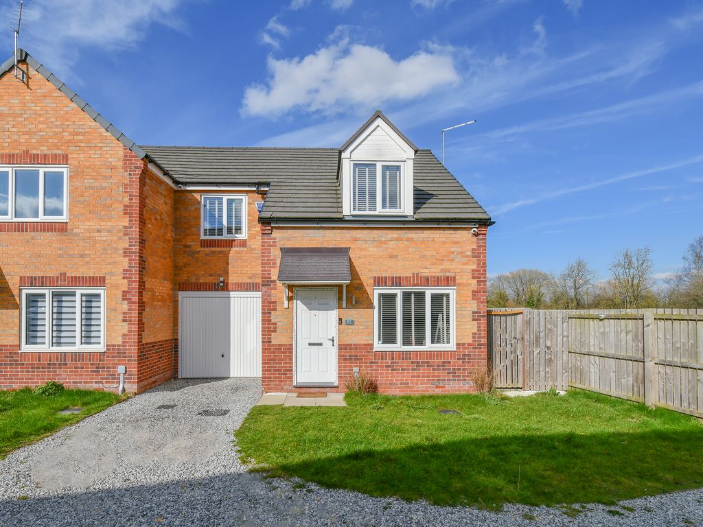 3 bed semidetached house for sale in St Peter Drive, Askern, Doncaster