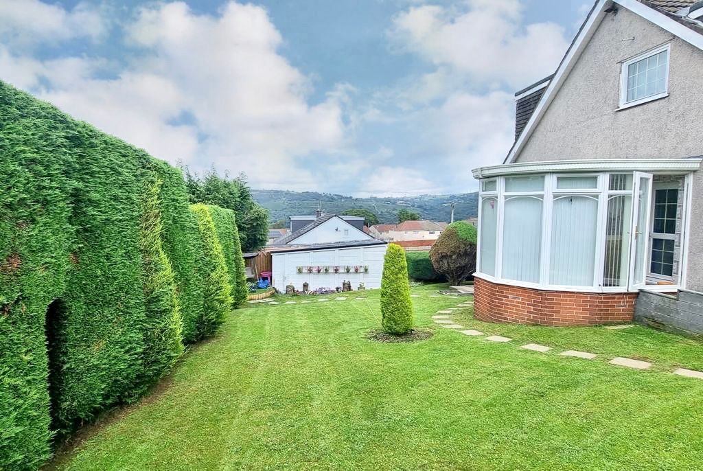3 bed semidetached house for sale in Elmgrove Close, Glyncoch