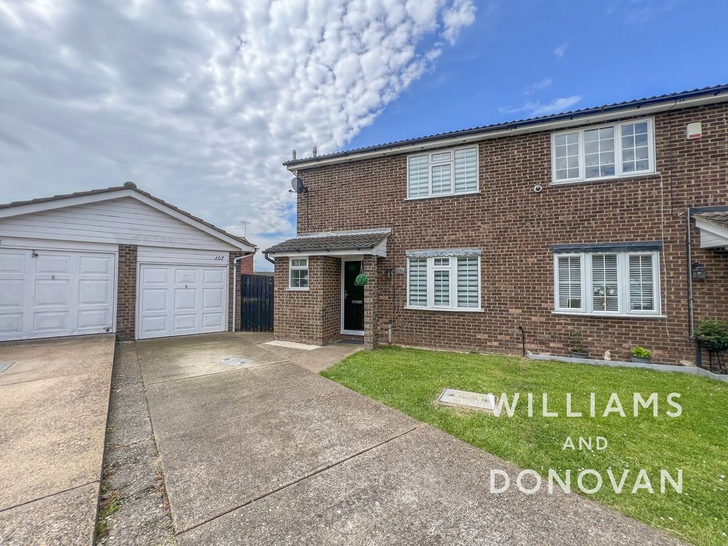 3 bed semidetached house for sale in Princess Gardens, Ashingdon