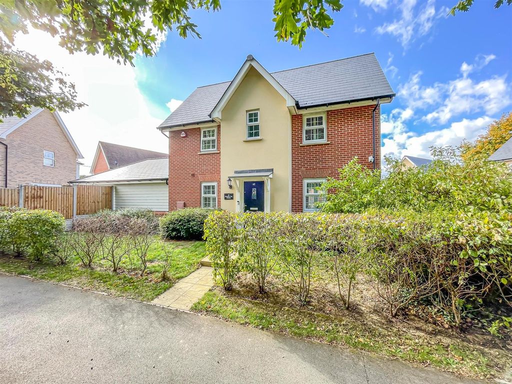 3 bed detached house for sale in Christmas Tree Crescent, Hawkwell, Hockley SS5, £475,000 Zoopla