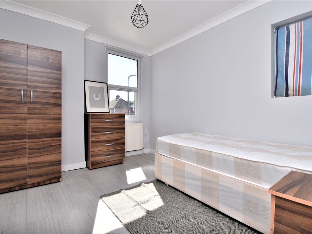 Room to rent in Cambridge Road, Strood, Rochester ME2 Zoopla