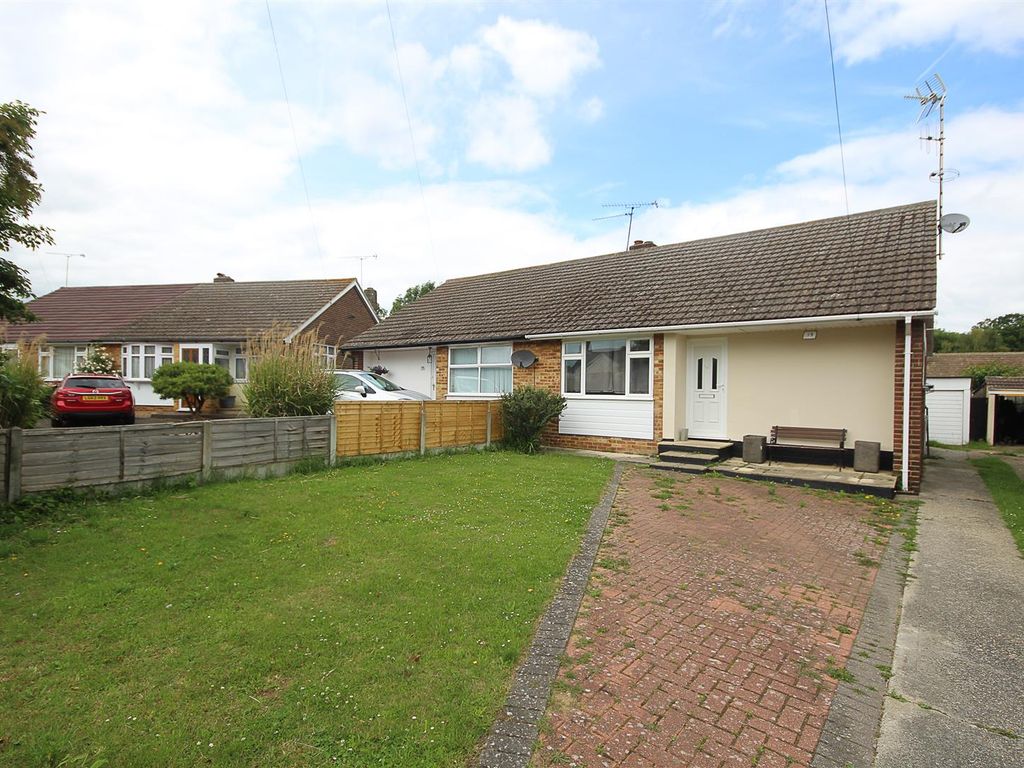 2 bed semidetached bungalow for sale in Arnolds Close, Hutton