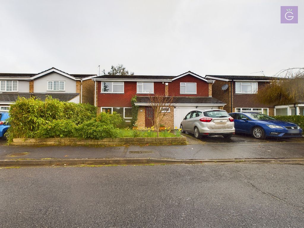 5 bed detached house for sale in Milestone Crescent, Charvil RG10 Zoopla