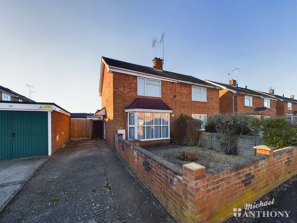 2 bed semidetached house for sale in Chantry Road, Aylesbury HP19, £