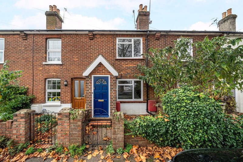2 bed terraced house to rent in North Street, Godalming GU7, £1,450 pcm