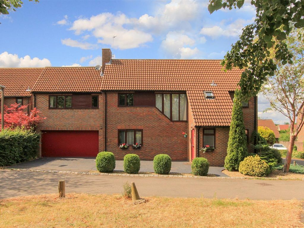 6 bed detached house for sale in Wood Lane, Great Linford, Milton