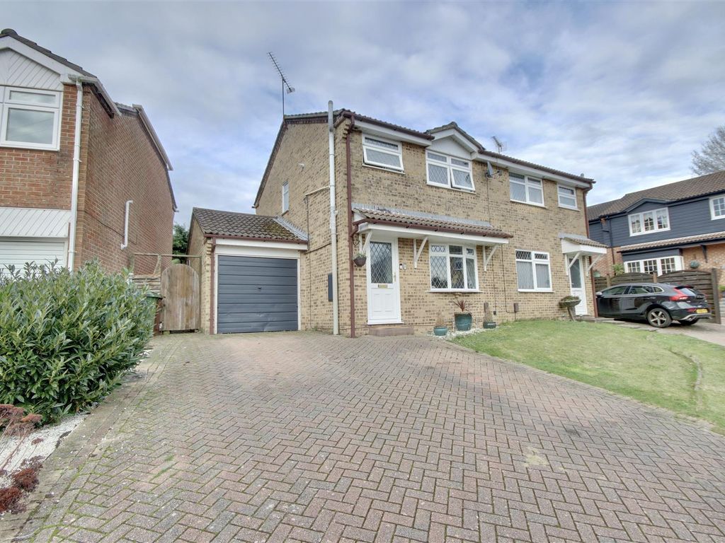 3 bed semidetached house for sale in Chervil Close, Clanfield