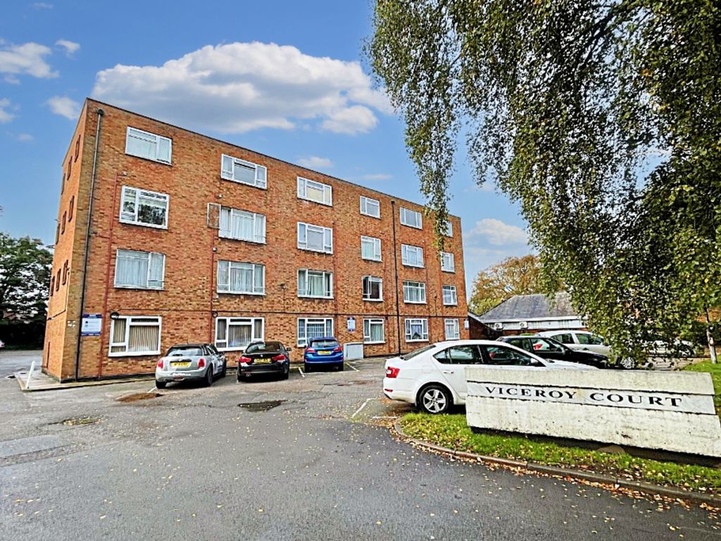 2 bed flat for sale in Viceroy Court, High Street South, Dunstable LU6