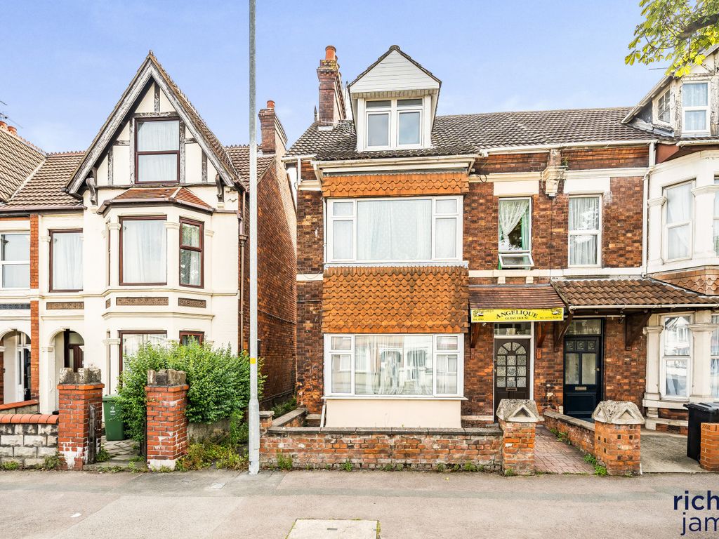 6 bed semidetached house for sale in County Road, Swindon, Wiltshire