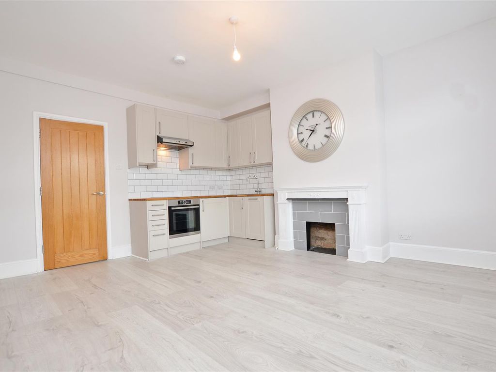 2 bed flat to rent in High Street, Hampton Wick, Kingston Upon Thames