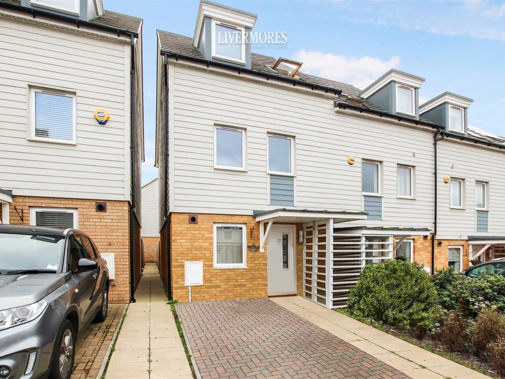 3 bed end terrace house for sale in Shackleton Drive, Dartford, Kent