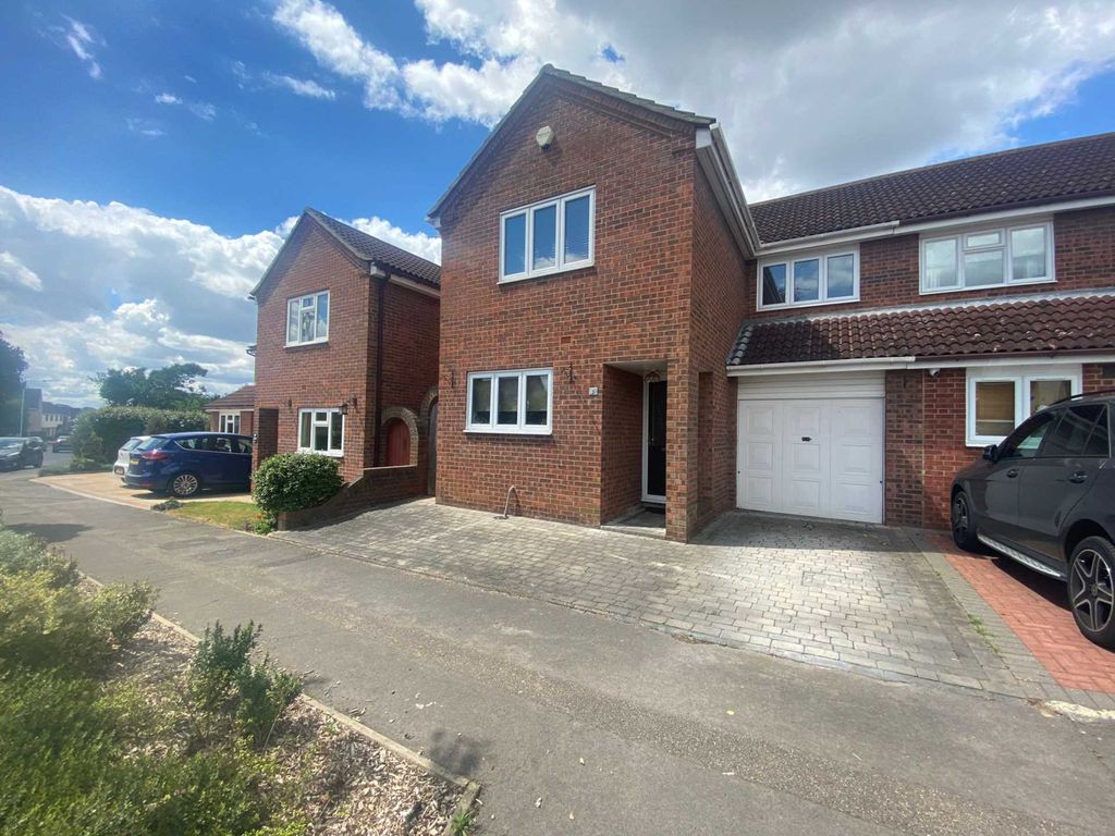 4 bed semidetached house for sale in Crescent, Hornchurch