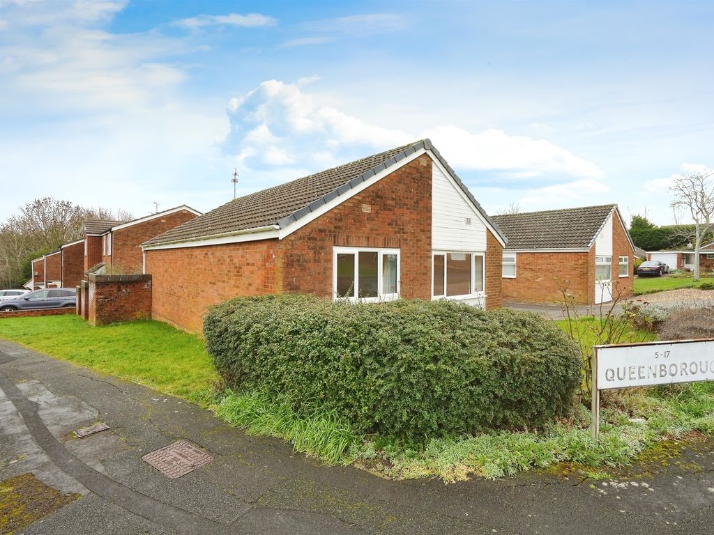 3 bed detached bungalow for sale in Queenborough, Toothill, Swindon SN5