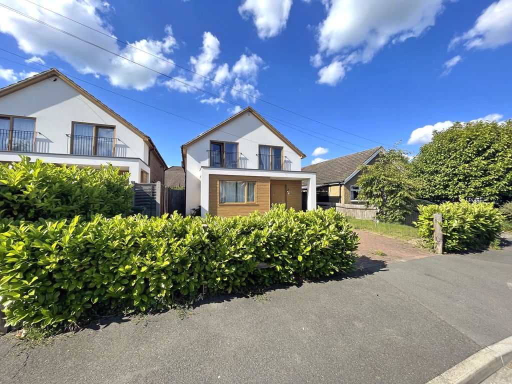 3 bed detached house for sale in St. Margarets Avenue, Uxbridge UB8, £