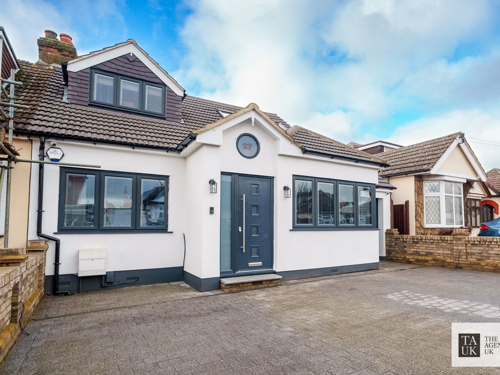 5 bed semidetached bungalow for sale in Clyde Way, Romford RM1, £