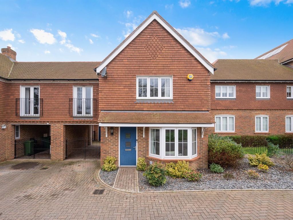 4 bed semidetached house for sale in Preston Manor Road, Tadworth KT20