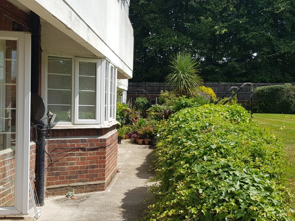 3 bed flat to rent in Whittington Court, Aylmer Road, East Finchley