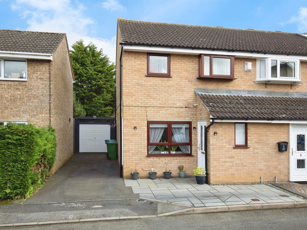 3 bed semidetached house for sale in Heather Close, Rugby CV22, £