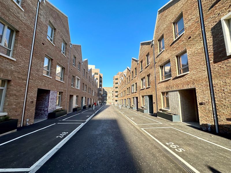 3 bed town house to rent in Barking Riverside, Amies Terrace IG11, £