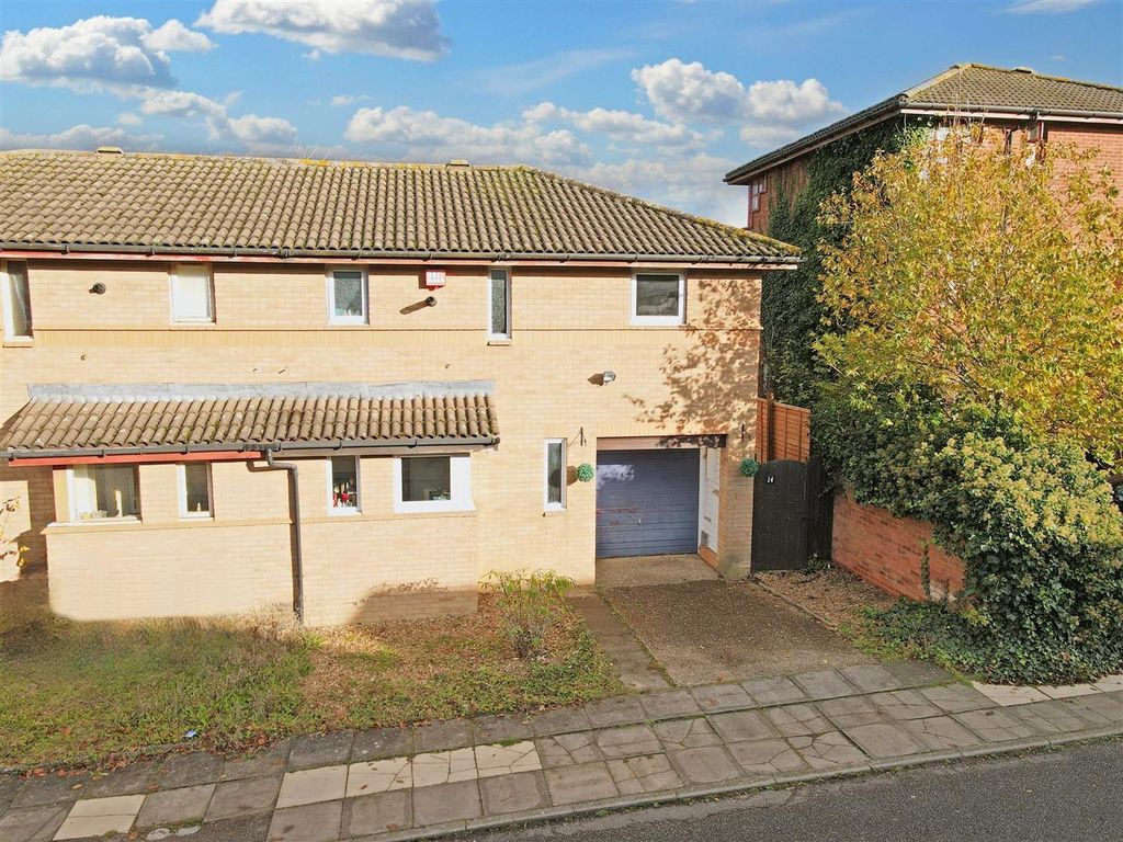 3 bed semidetached house for sale in Douglas Place, Oldbrook, Milton