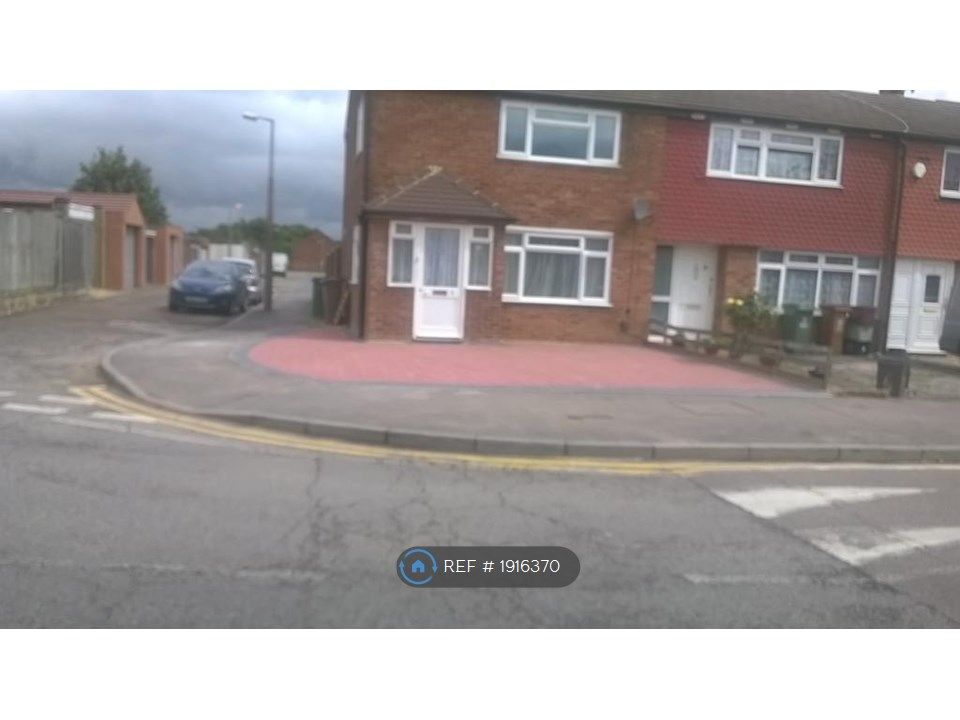 3 bed end terrace house to rent in Berwick Road, Welling DA16, £2,250