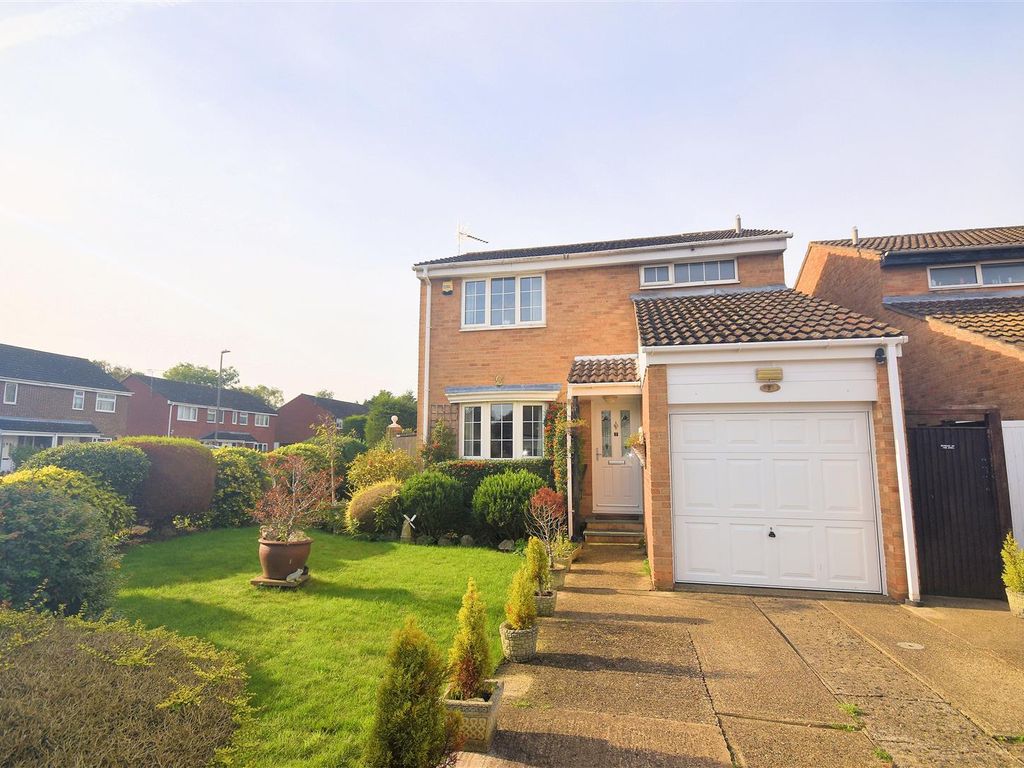 3 bed detached house for sale in Eliot Close, Aylesbury HP19, £380,000