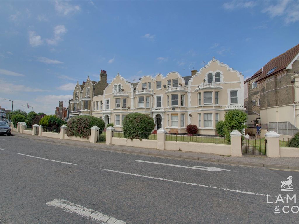 2 bed flat to rent in Marine Parade East, ClactonOnSea CO15, £800 pcm