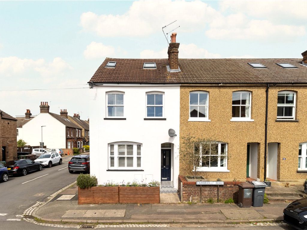 2 bed flat for sale in Cambridge Road, St. Albans, Hertfordshire AL1, £