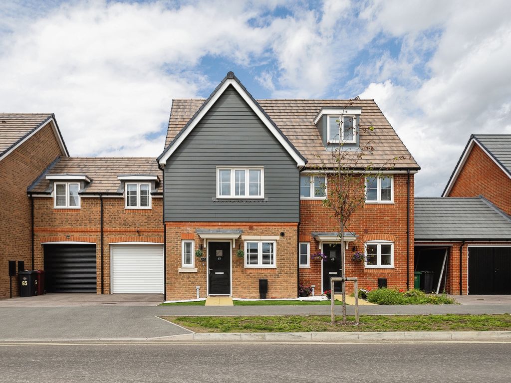 3 bed semidetached house for sale in Longacres Way, Chichester, West