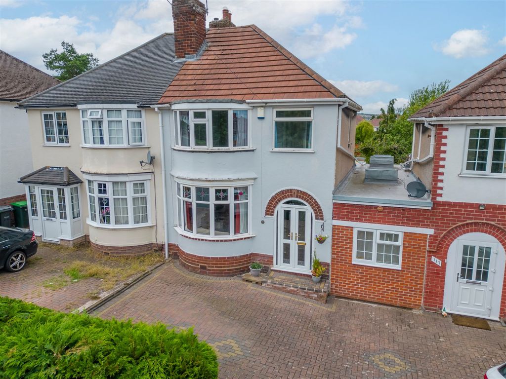 3 bed semidetached house for sale in Farm Road, Oldbury B68, £250,000