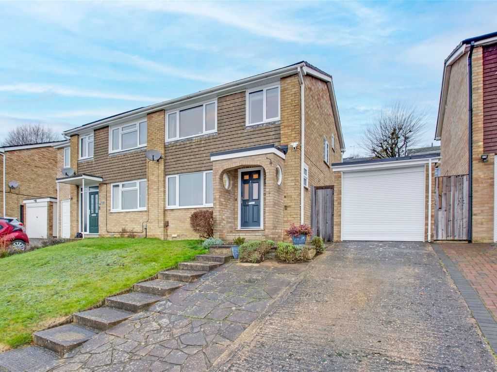 3 bed semidetached house for sale in Kestrel Close, Downley, High