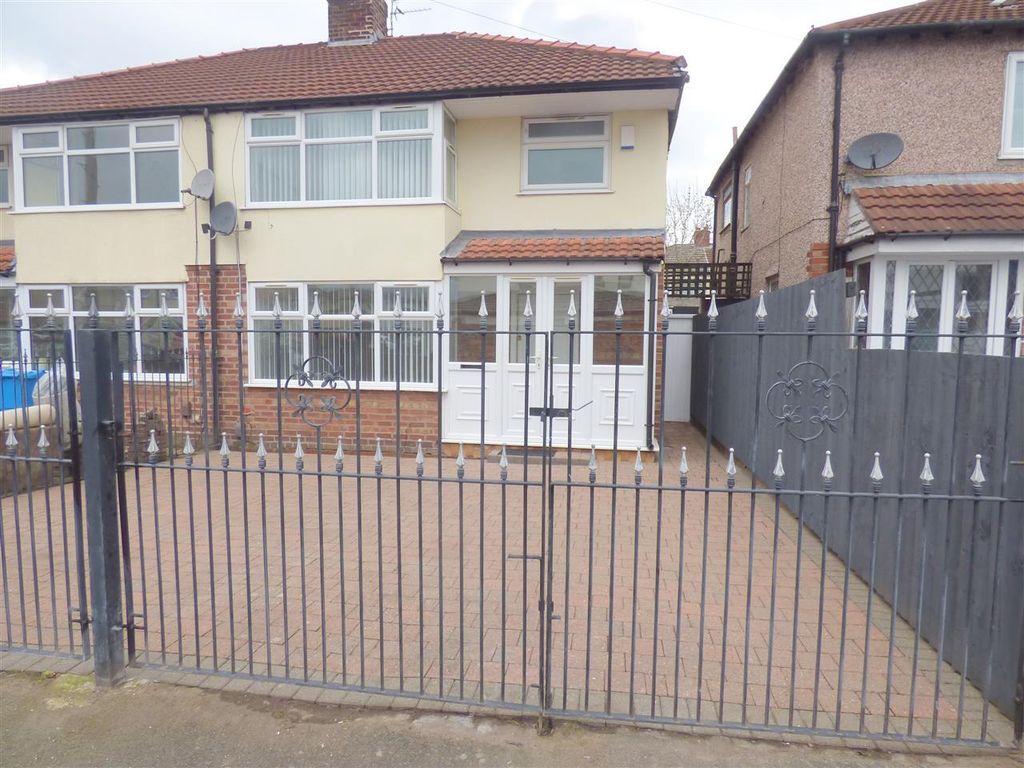 3 bed semidetached house to rent in Linden Drive, Huyton, Liverpool