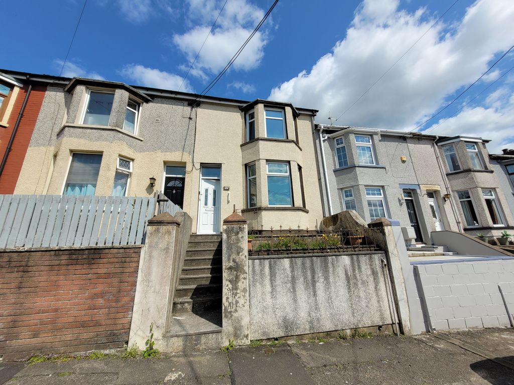 3 bed terraced house to rent in Bryngwyn Road, Abertillery NP13, £800