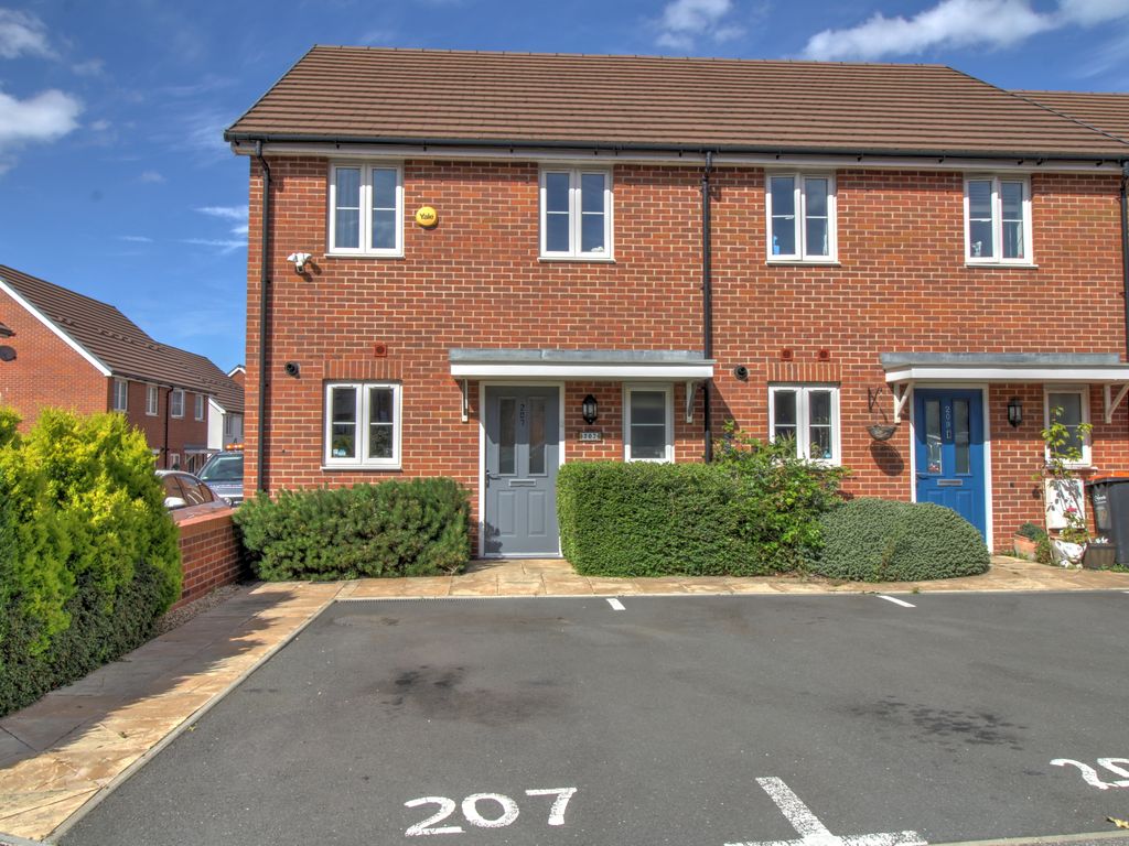 3 bed semidetached house for sale in Tolgate Court, London Road