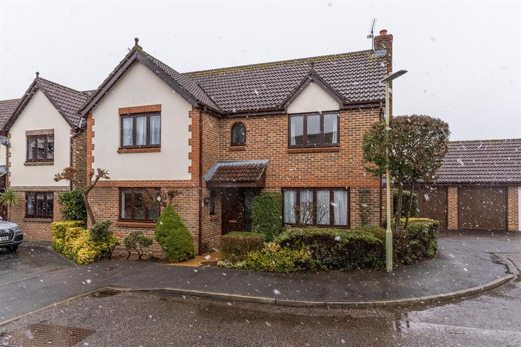 4 bed detached house to rent in Larksway, Park,