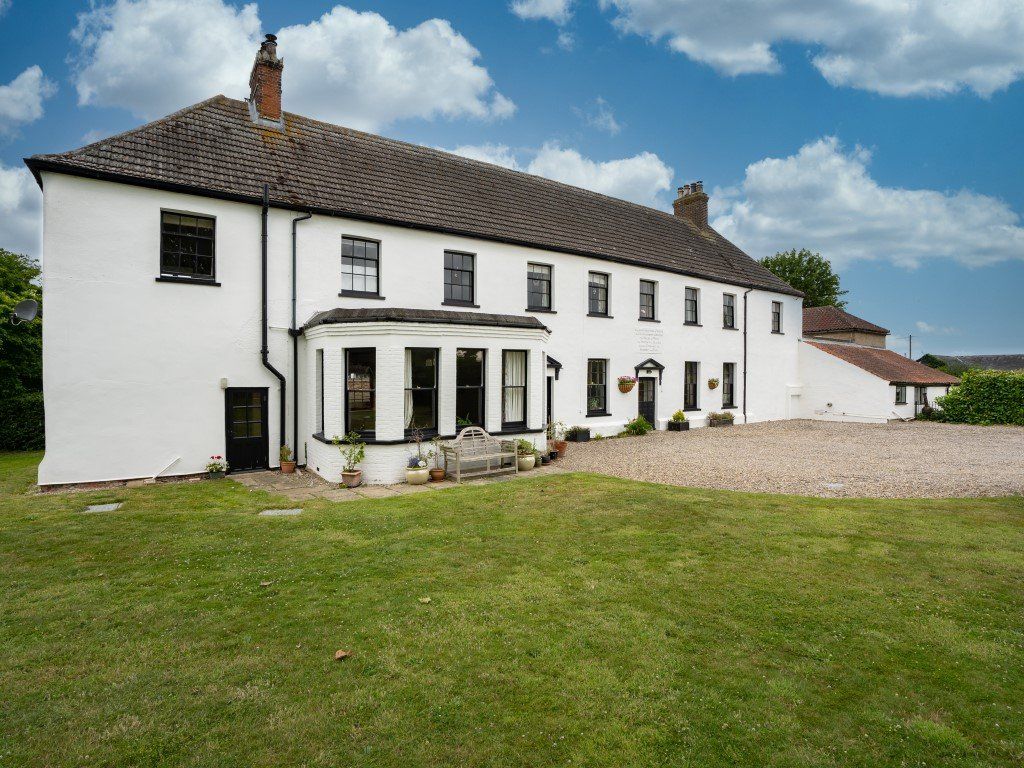 6 bed linkdetached house for sale in Court Road, Rollesby, Great